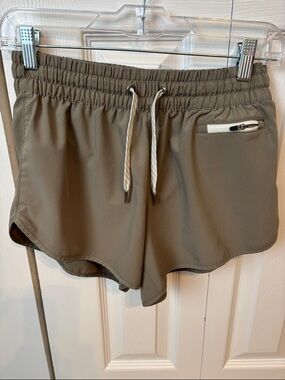 Vuori Women’s Clementine 4" Short 2.0. Drawstring Active Shorts-Small